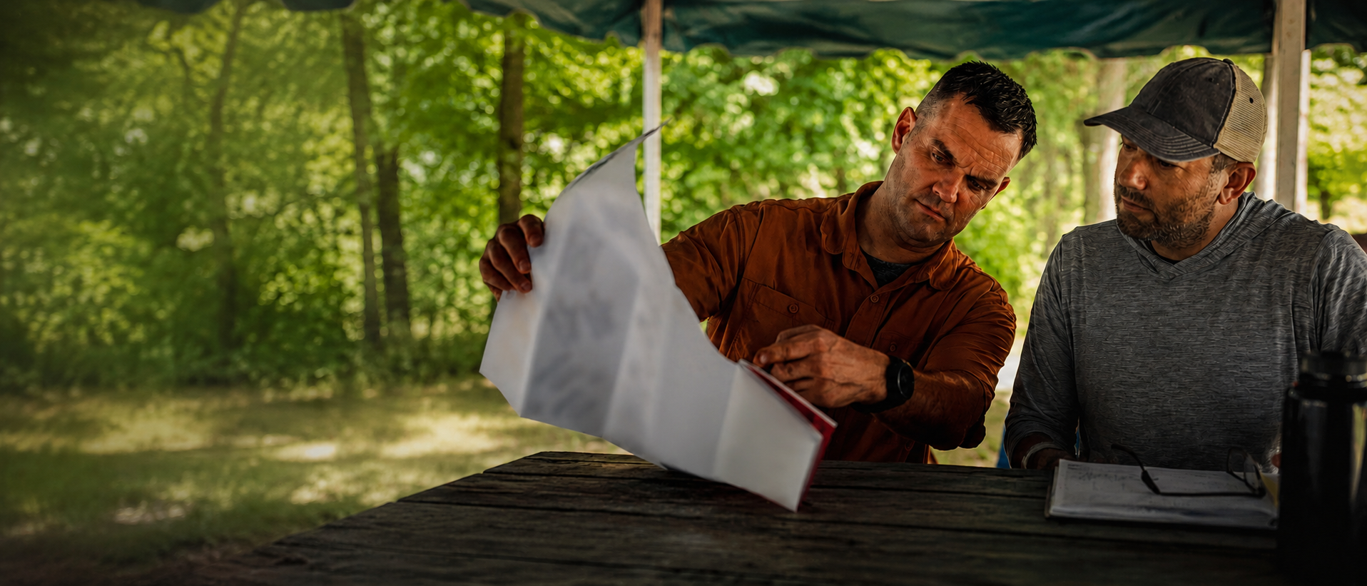 Deux professionnels échangeant sur un projet de terrain